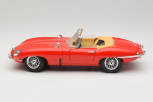 Jaguar E-Type Series 1 Cabriolet Red Bburago 1:18 3038 Diecast — photo 4 of 8