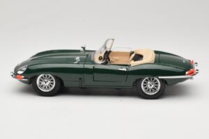 Jaguar E-Type Series 1 Roadster Green Bburago 1:18 3016-M1 Diecast — photo 4 of 8