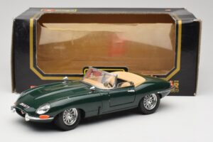 Jaguar E-Type Series 1 Roadster Green Bburago 1:18 3018-M5 Diecast — photo 8 of 8