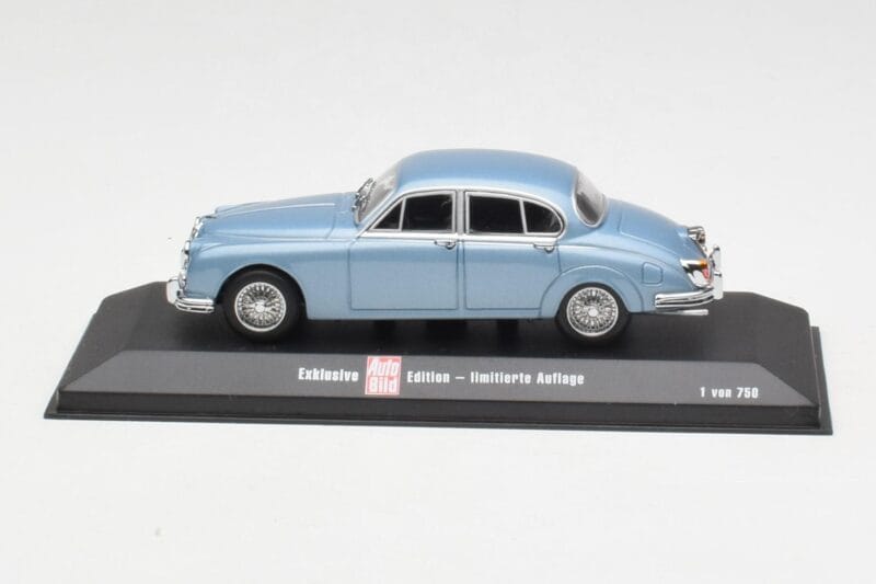 Jaguar Mk II Blue Metallic Minichamps 1:43 433130604 Diecast