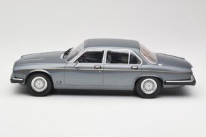 Jaguar XJ Series III Metallic Grey MCG 1:18 MCG18177 Diecast — photo 3 of 6