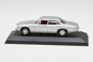 Jaguar XJ12 Series II Silver Minichamps 1:43 400130401 Diecast