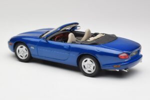 Jaguar XK8 X100 Cabriolet Azure Blue Maisto 1:18 50286 Diecast — photo 7 of 8