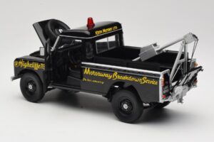 Land Rover Series III Recovery Vehicle Black Universal Hobbies 1:18 4411 Diecast — photo 5 of 8