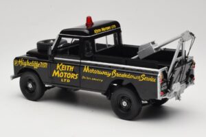 Land Rover Series III Recovery Vehicle Black Universal Hobbies 1:18 4411 Diecast — photo 7 of 8