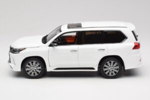 Lexus LX570 J200 White LCD 1:18 LCD18010-WH Diecast — photo 4 of 8