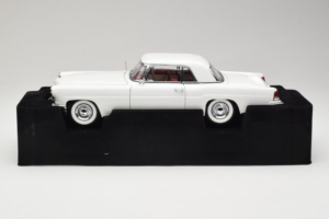 Lincoln Continental Mark II White Road Signature 1:18 20078-P1 Diecast — photo 3 of 6