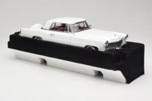 Lincoln Continental Mark II White Road Signature 1:18 20078-P1 Diecast — photo 4 of 6