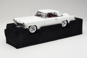 Lincoln Continental Mark II White Road Signature 1:18 20078-P1 Diecast