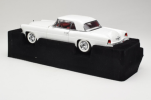 Lincoln Continental Mark II White Road Signature 1:18 20078-P1 Diecast — photo 5 of 6