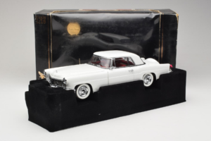Lincoln Continental Mark II White Road Signature 1:18 20078-P1 Diecast — photo 6 of 6