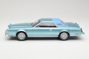 Lincoln Continental Mark V Blue Metallic MCG 1:18 MCG18369 Diecast — photo 3 of 6
