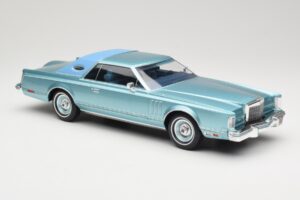 Lincoln Continental Mark V Blue Metallic MCG 1:18 MCG18369 Diecast — photo 4 of 6