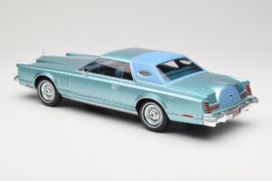Lincoln Continental Mark V Blue Metallic MCG 1:18 MCG18369 Diecast — photo 5 of 6