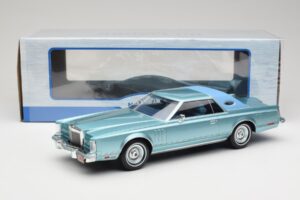 Lincoln Continental Mark V Blue Metallic MCG 1:18 MCG18369 Diecast — photo 6 of 6