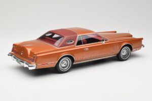 Lincoln Continental Mark V Crystal Apricot Metallic MCG 1:18 MCG18370 Diecast — photo 2 of 6