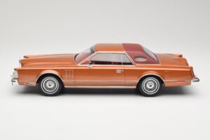Lincoln Continental Mark V Crystal Apricot Metallic MCG 1:18 MCG18370 Diecast — photo 3 of 6