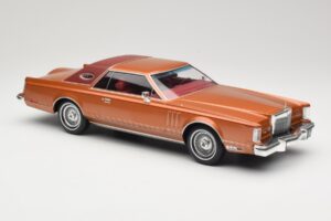 Lincoln Continental Mark V Crystal Apricot Metallic MCG 1:18 MCG18370 Diecast — photo 4 of 6