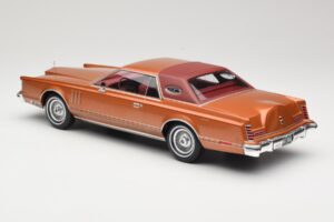Lincoln Continental Mark V Crystal Apricot Metallic MCG 1:18 MCG18370 Diecast — photo 5 of 6