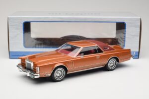 Lincoln Continental Mark V Crystal Apricot Metallic MCG 1:18 MCG18370 Diecast — photo 6 of 6