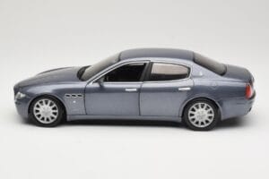 Maserati Quattroporte Blue Metallic Hot Wheels 1:18 B7003 Diecast — photo 4 of 8
