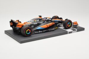 McLaren MCL60 #81 O. Piastri F1 2023 Minichamps 1:18 537231881 Diecast — photo 3 of 6