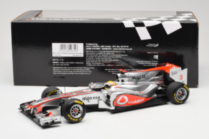 McLaren MP4-26 Mercedes #3 L. Hamilton Vodafone McLaren Showcar F1 2011 Minichamps 1:18 530111873 Diecast — photo 6 of 7