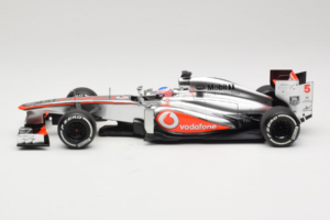McLaren MP4-28 Mercedes #5 J. Button Vodafone McLaren F1 2013 Minichamps 1:18 530131805 Diecast — photo 3 of 7