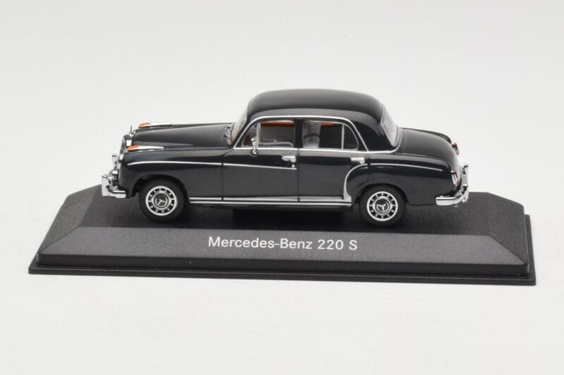 Mercedes 220S W180 Light Grey Minichamps 1:43 B66040534 Diecast