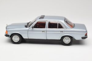 Mercedes 230E W123 Silver & Light Blue Revell 1:18 08407 Diecast — photo 4 of 8