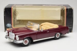 Mercedes 280SE W108 Bordeaux Red Maisto 1:18 31811 Diecast — photo 8 of 8