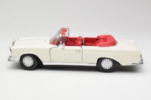 Mercedes 280SE W108 Ivory White Maisto 1:18 50223 Diecast — photo 4 of 8