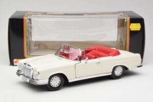 Mercedes 280SE W108 Ivory White Maisto 1:18 50223 Diecast — photo 8 of 8