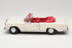 Mercedes 280 SE W108 White Maisto 1:18 52111 Diecast — photo 4 of 8