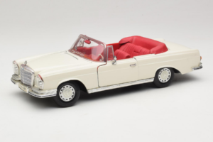 Mercedes 280 SE W108 White Maisto 1:18 52111 Diecast