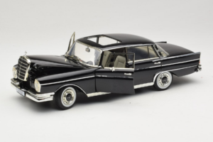 Mercedes 300 SE W112 Black Metallic Revell 1:18 08910 Diecast — photo 2 of 8