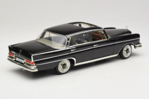 Mercedes 300 SE W112 Black Metallic Revell 1:18 08910 Diecast — photo 3 of 8
