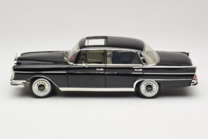 Mercedes 300 SE W112 Black Metallic Revell 1:18 08910 Diecast — photo 4 of 8