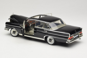 Mercedes 300 SE W112 Black Metallic Revell 1:18 08910 Diecast — photo 5 of 8