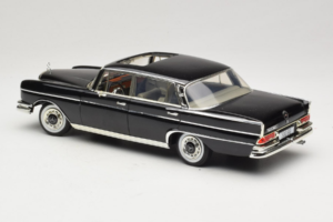 Mercedes 300 SE W112 Black Metallic Revell 1:18 08910 Diecast — photo 7 of 8