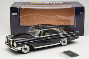 Mercedes 300 SE W112 Black Metallic Revell 1:18 08910 Diecast — photo 8 of 8