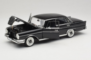 Mercedes 300 SE Black with Figures Revell 1:18 9050 Diecast — photo 3 of 9