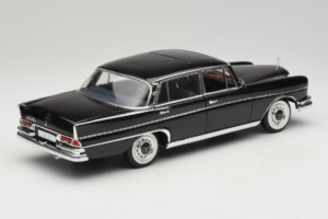 Mercedes 300 SE Black with Figures Revell 1:18 9050 Diecast — photo 4 of 9