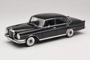 Mercedes 300 SE Black with Figures Revell 1:18 9050 Diecast