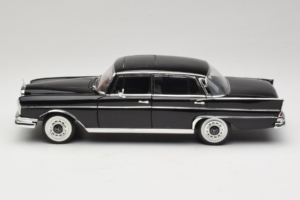 Mercedes 300 SE Black with Figures Revell 1:18 9050 Diecast — photo 5 of 9