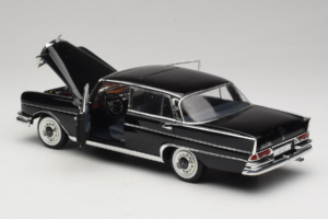 Mercedes 300 SE Black with Figures Revell 1:18 9050 Diecast — photo 6 of 9