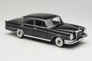 Mercedes 300 SE Black with Figures Revell 1:18 9050 Diecast — photo 7 of 9