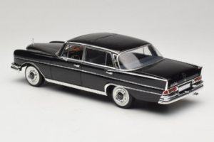 Mercedes 300 SE Black with Figures Revell 1:18 9050 Diecast — photo 8 of 9