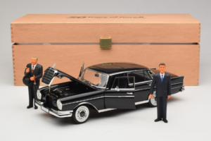 Mercedes 300 SE Black with Figures Revell 1:18 9050 Diecast — photo 9 of 9