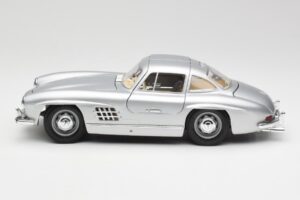 Mercedes 300 SL Silver Bburago 1:18 3013 Diecast — photo 4 of 8